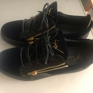 Black and blue Giuseppe
